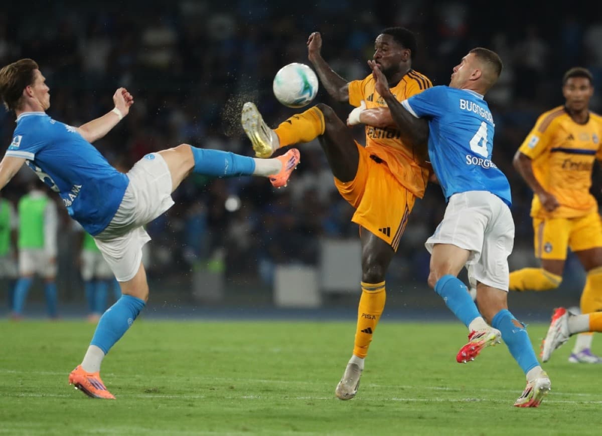 Pisa player challenges Napoli opponent during match