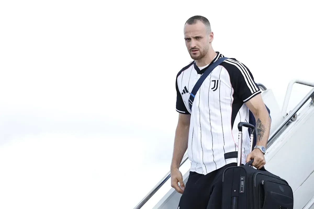Player arriving with suitcase in Juventus jersey