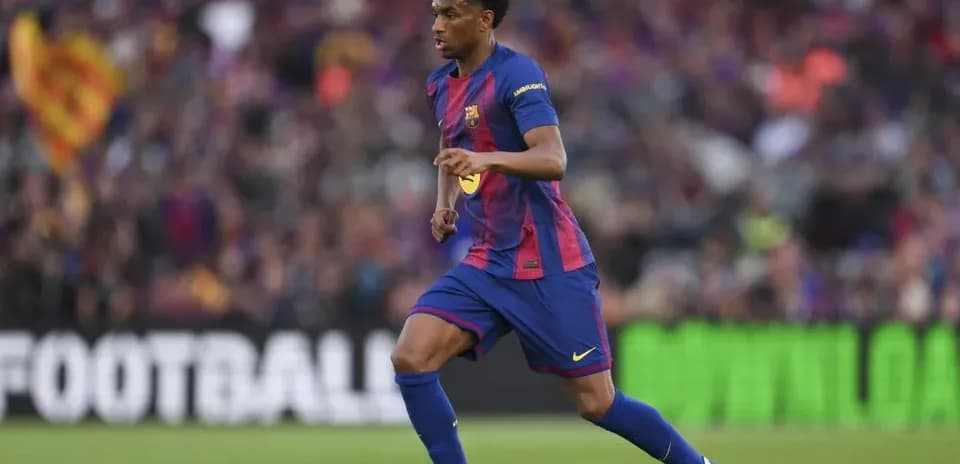 Player dribbling the ball during FC Barcelona match