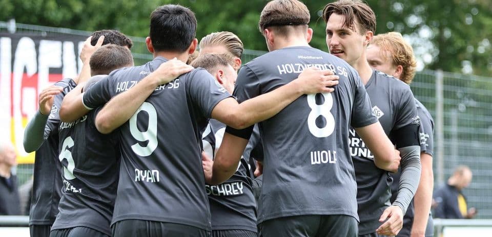 Holzheimer SG players celebrating together