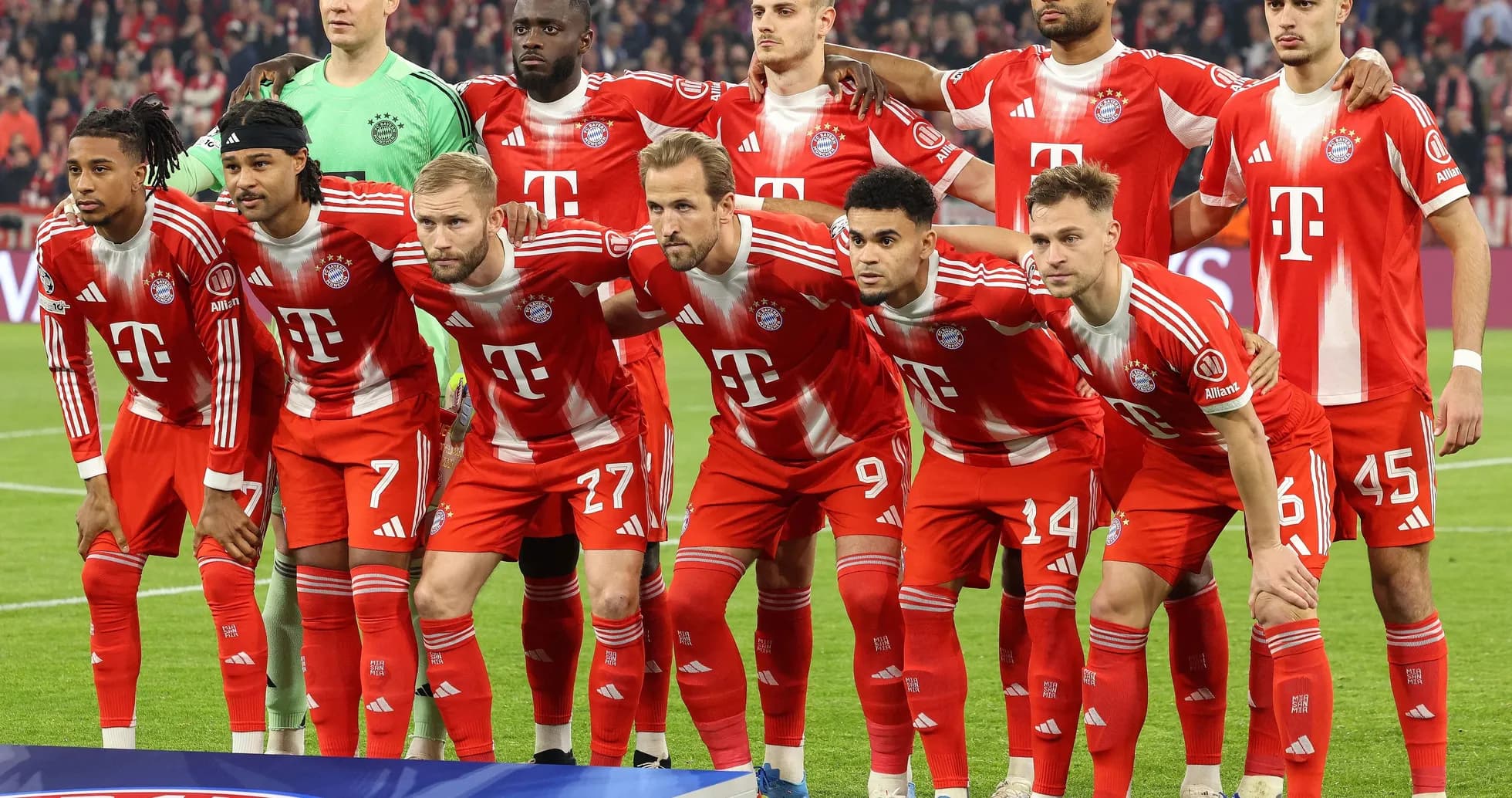 Bayern Munich players posing for team photo