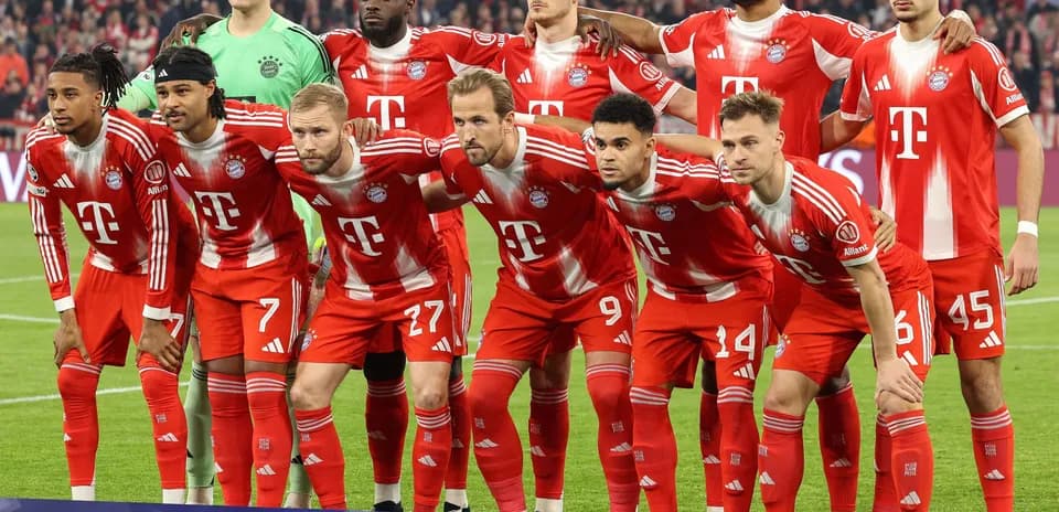 Bayern Munich players posing for team photo