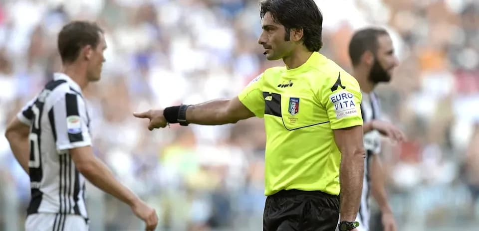Referee signaling during Juventus match with players