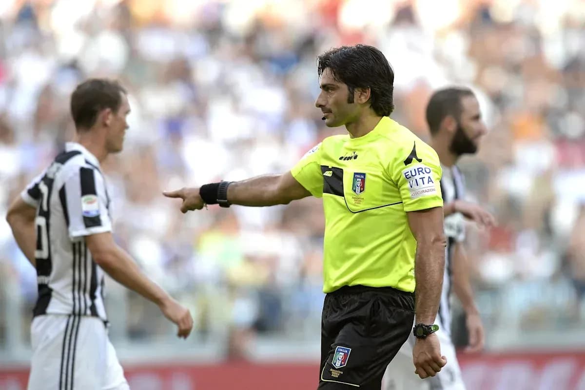 Referee signaling during Juventus match with players