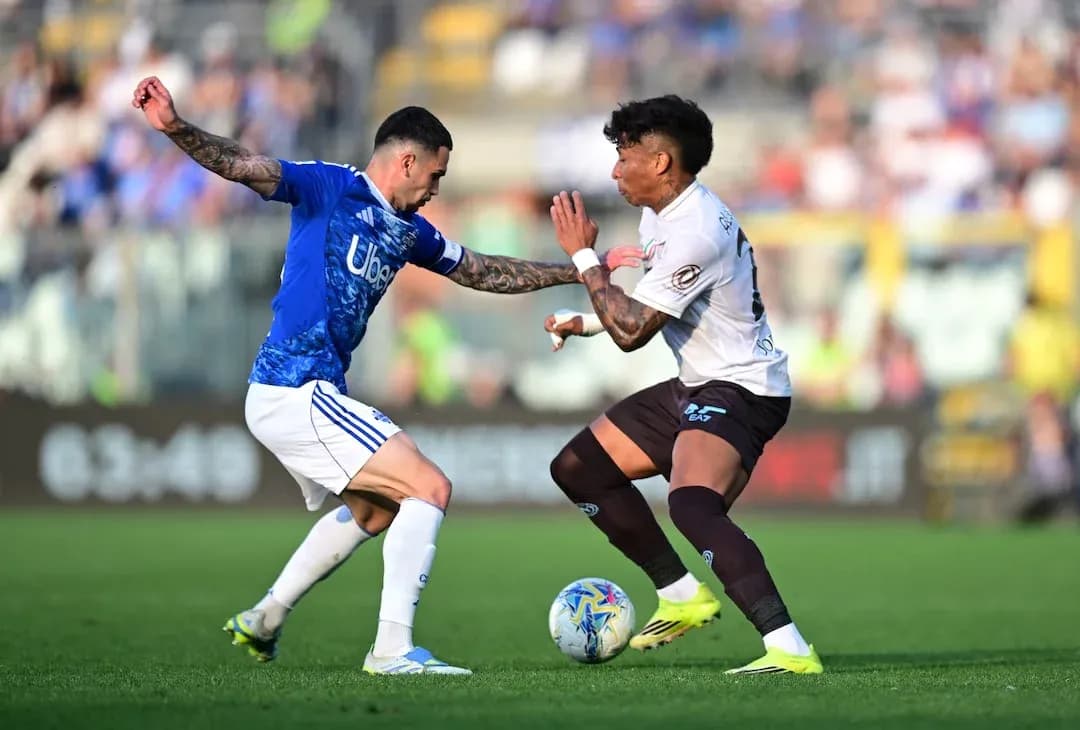Two players competing for the ball in Serie A