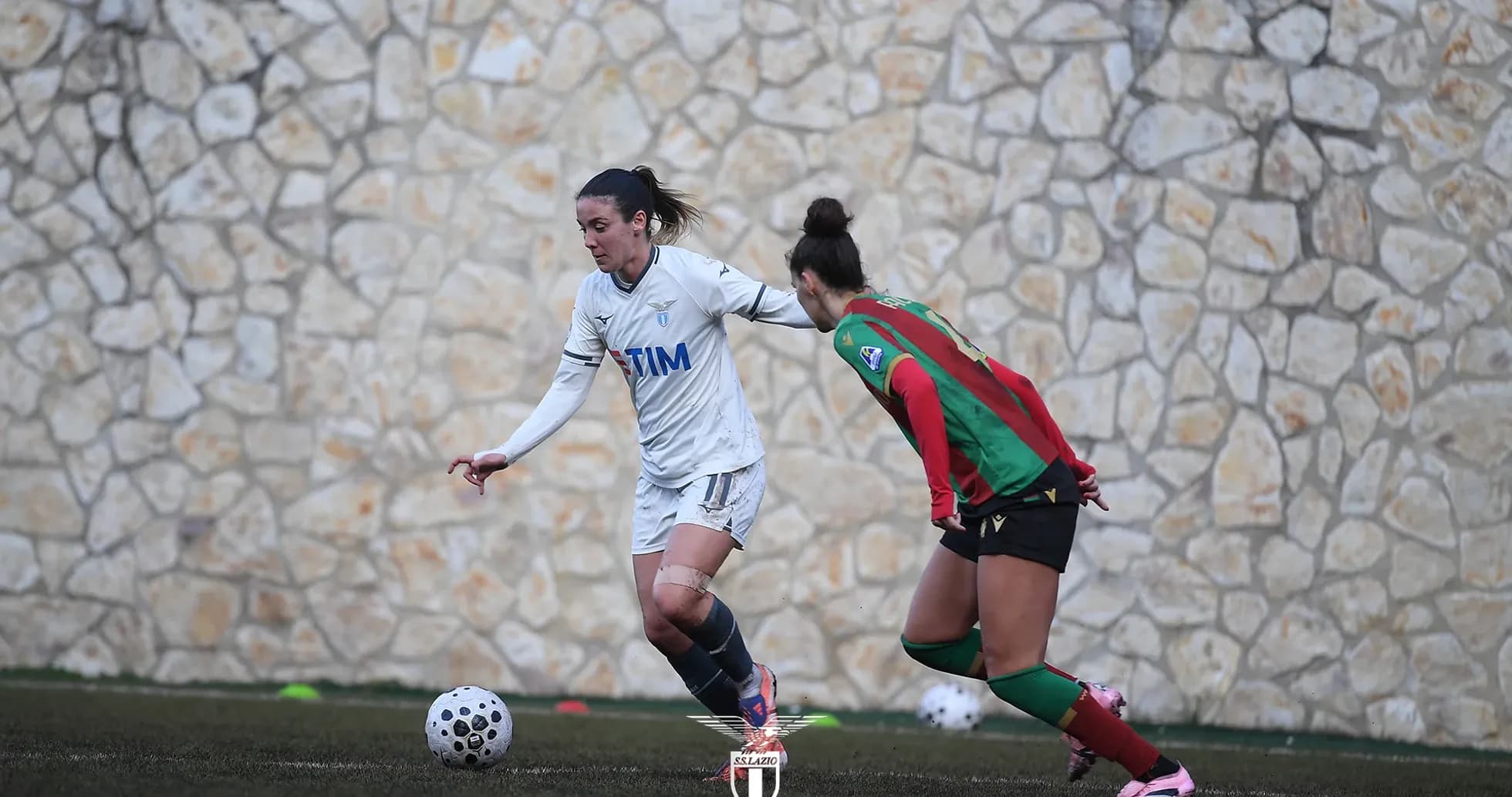 Lazio player dribbling past Ternana defender