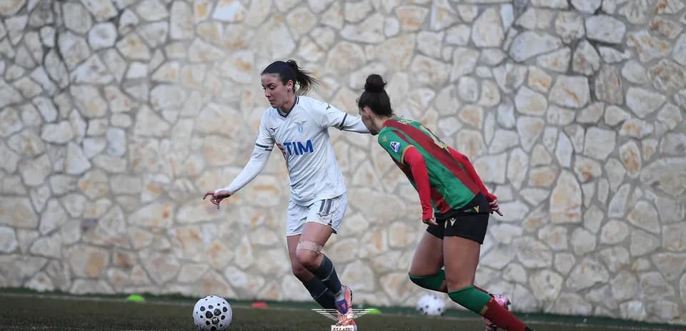 Lazio player dribbling past Ternana defender