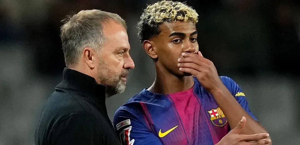 Coach discussing with player during match