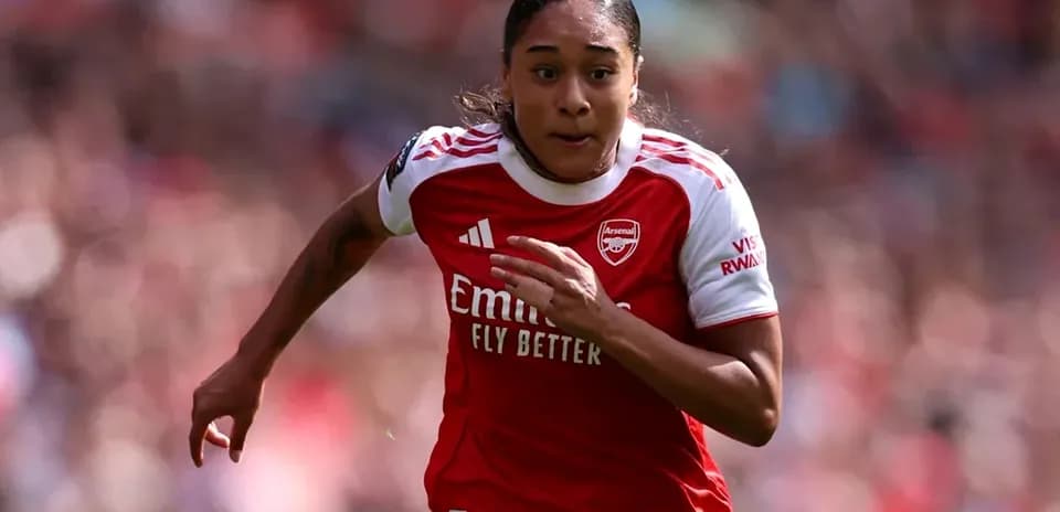 Arsenal player sprinting during a match