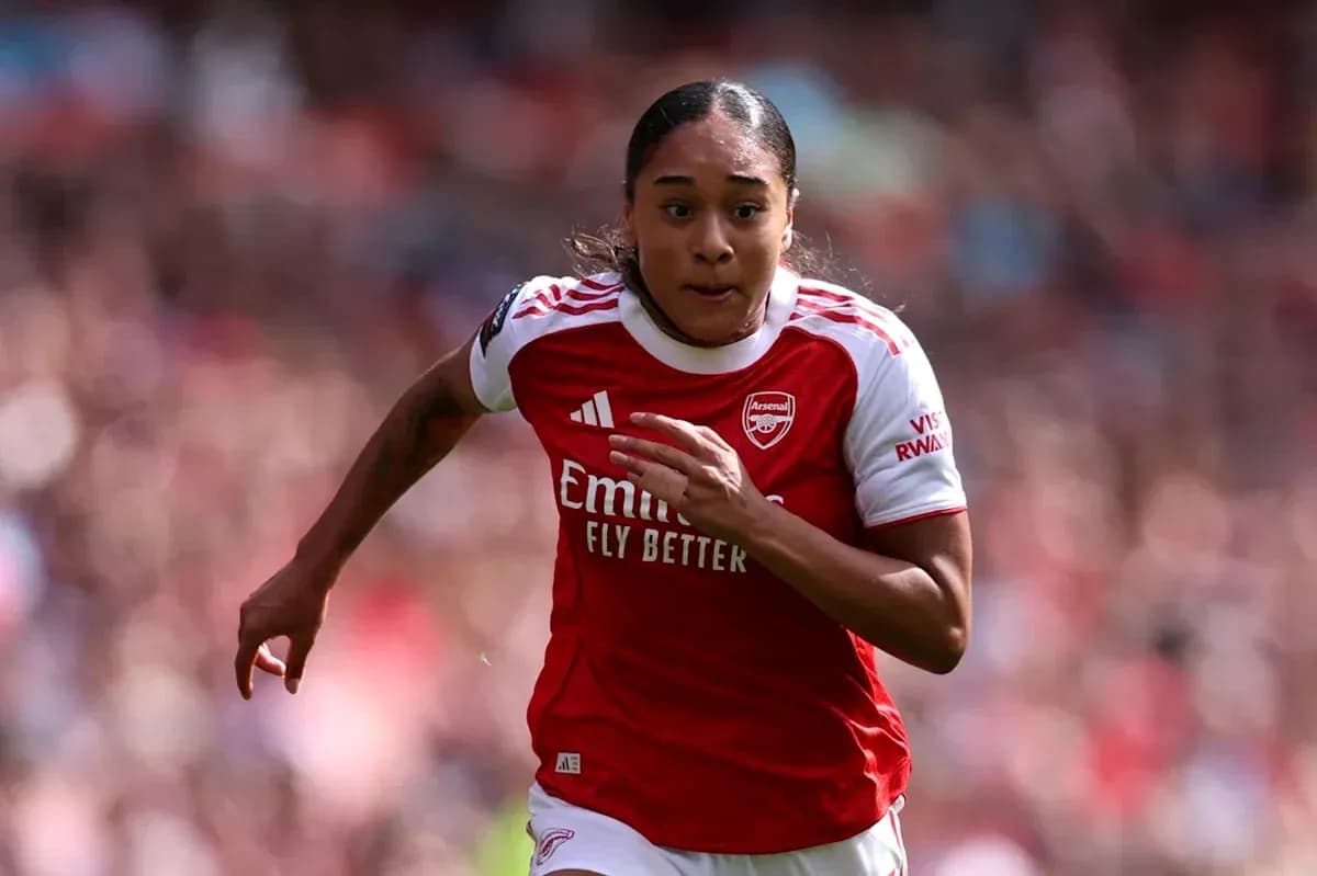 Arsenal player sprinting during a match
