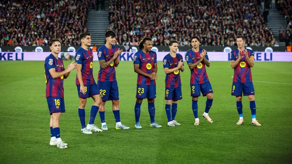 Barcelona players applauding fans at the stadium