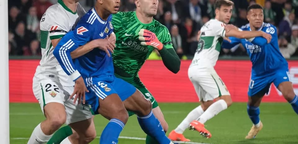 Elche and Alaves players competing for the ball
