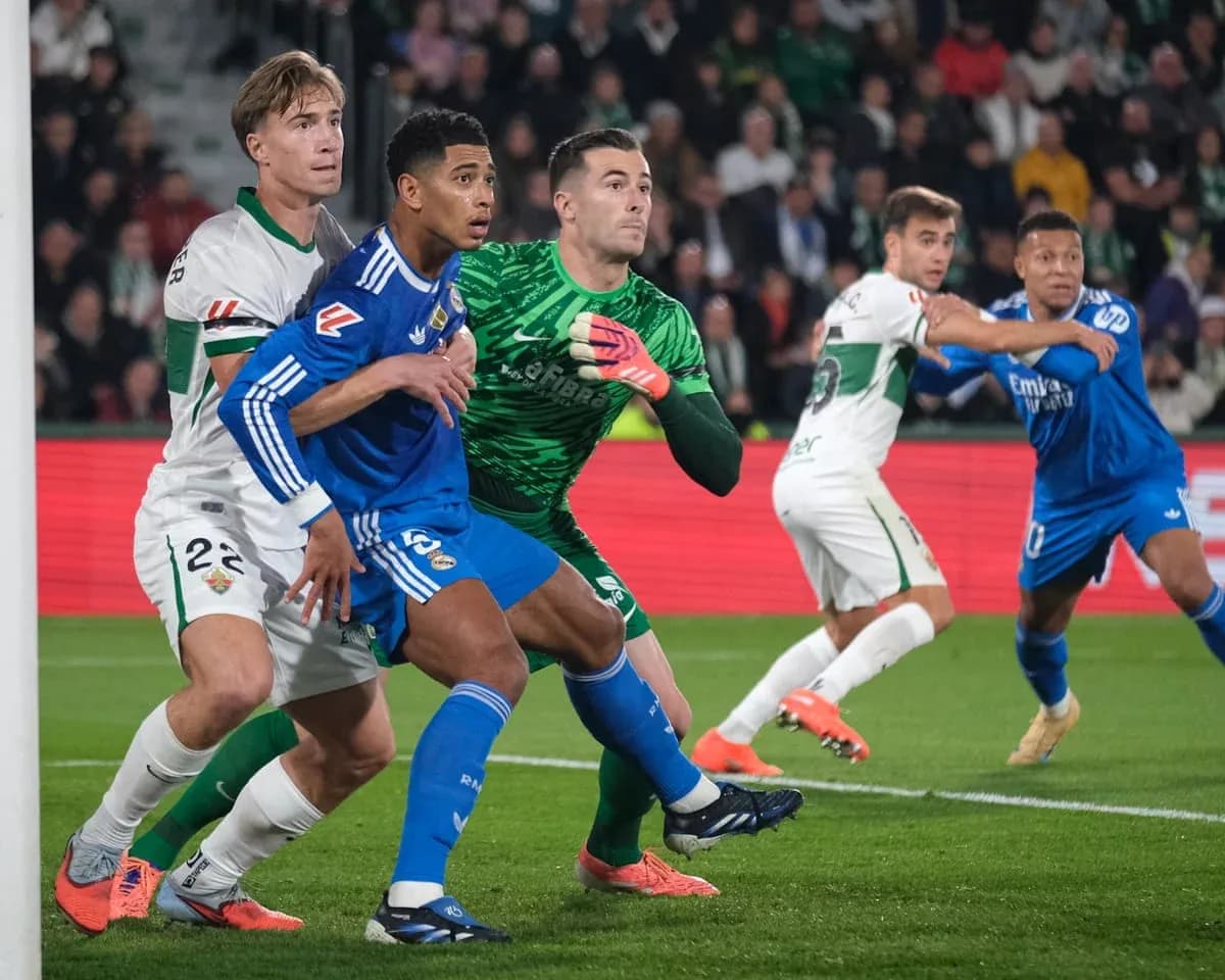 Elche and Alaves players competing for the ball