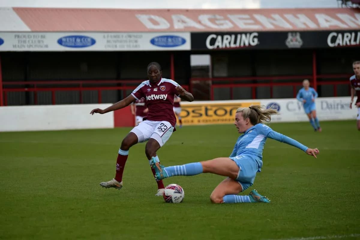 West Ham player tackling Manchester City player