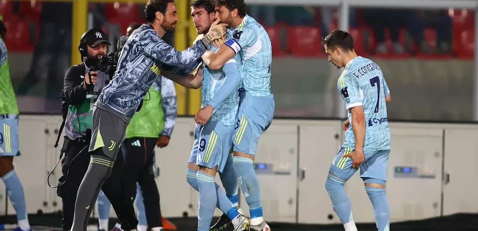 Juventus players celebrating during match