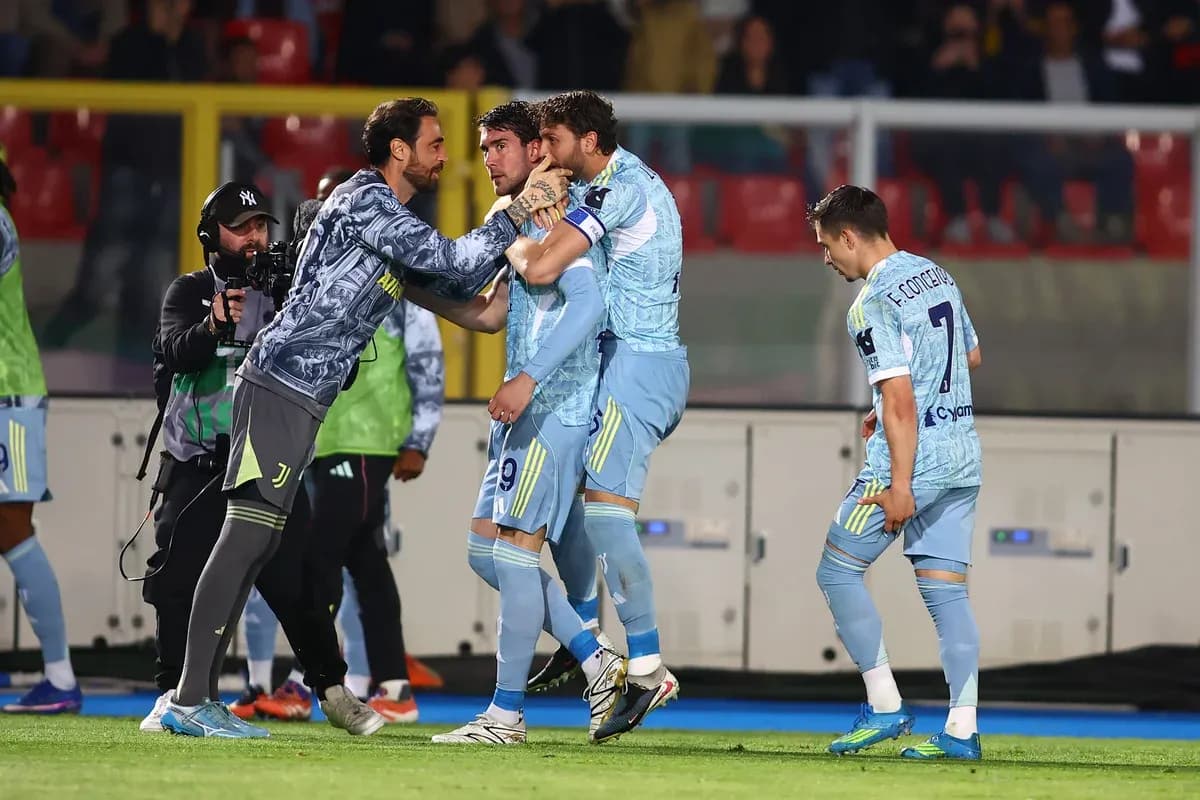 Juventus players celebrating during match