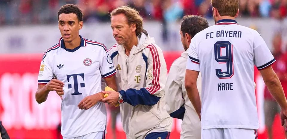Bayern Munich players and coach during substitution