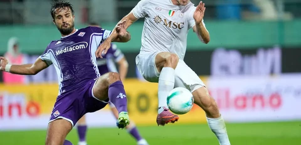 Fiorentina player tackling Napoli player during match