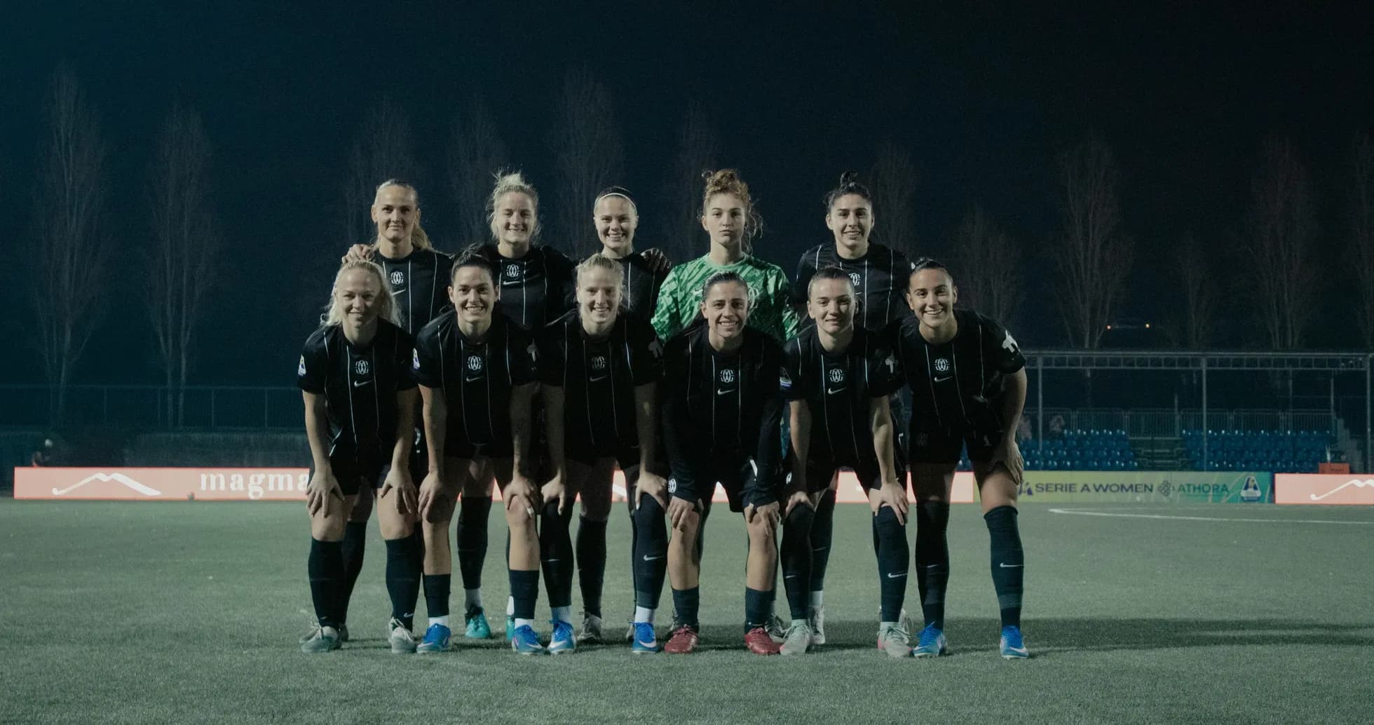 Como Women's team posing for a group photo