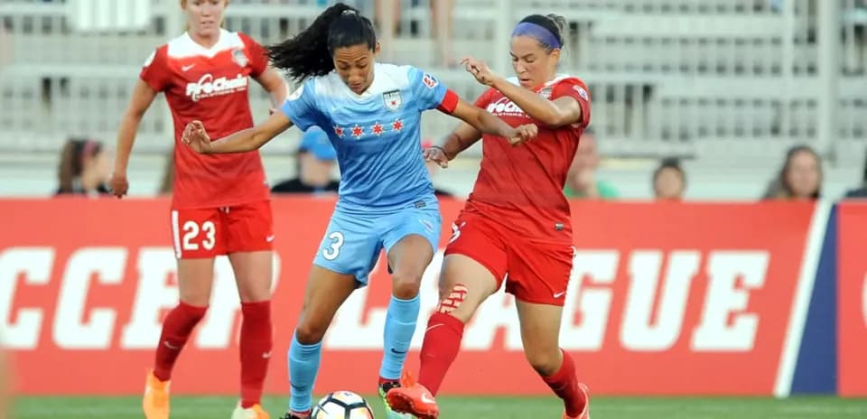 Chicago Red Stars player battling Washington Spirit opponent