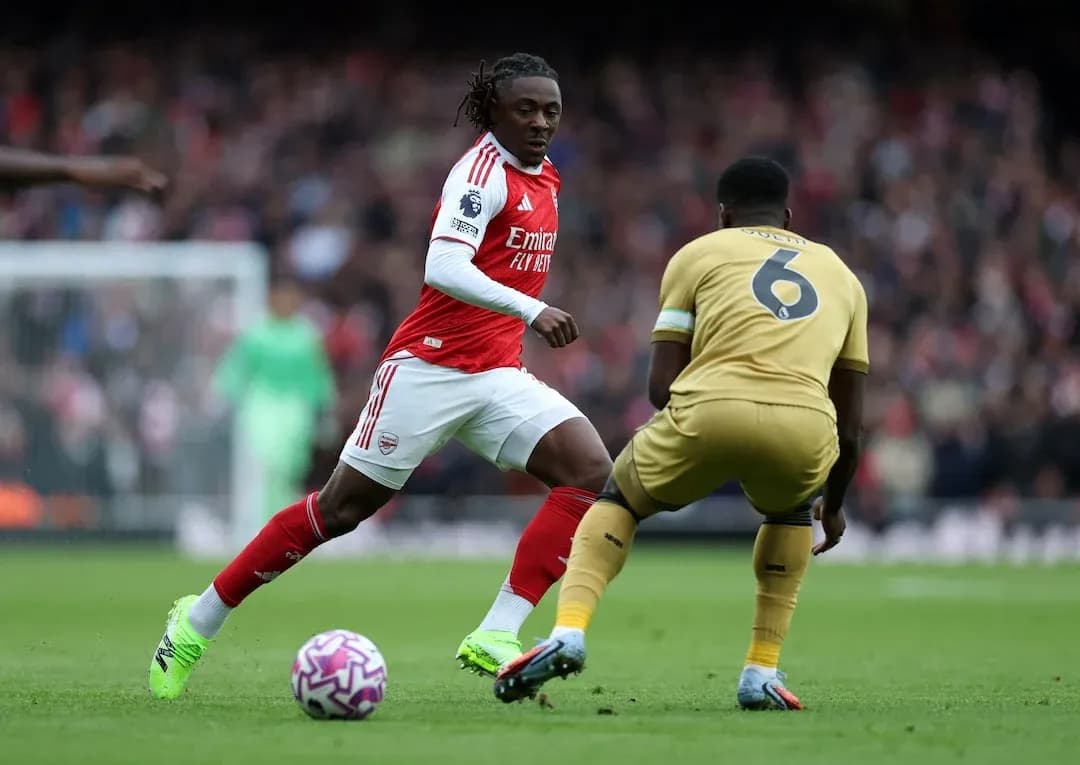 Arsenal player dribbling past Crystal Palace defender