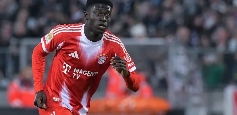 Player in Bayern Munich kit running on the pitch