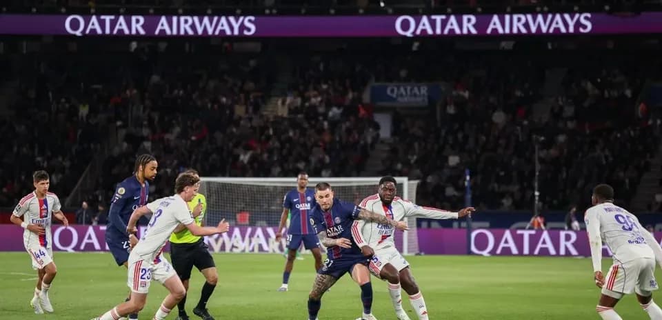 Players contesting the ball during PSG match