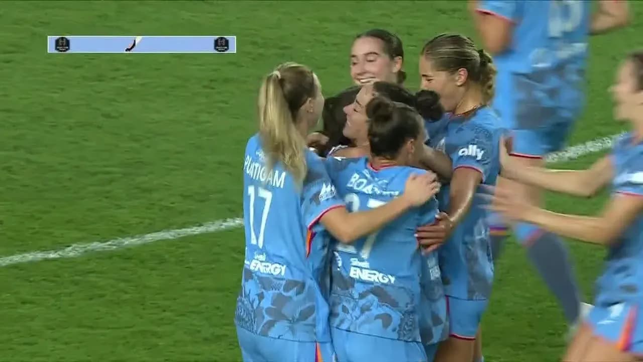 Houston Dash players celebrating a goal