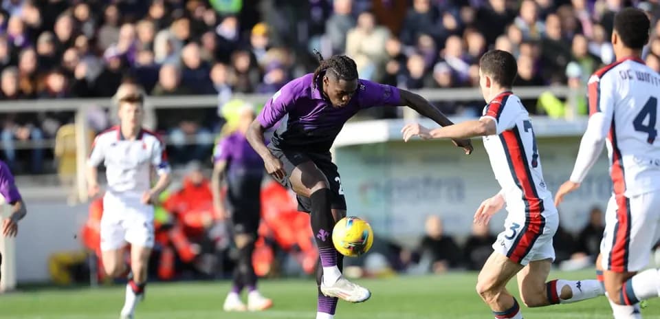 Fiorentina player dribbling during Serie A match