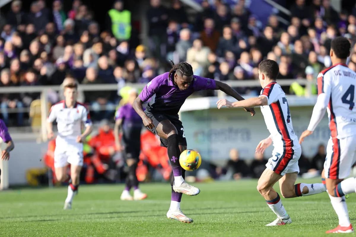 Fiorentina player dribbling during Serie A match