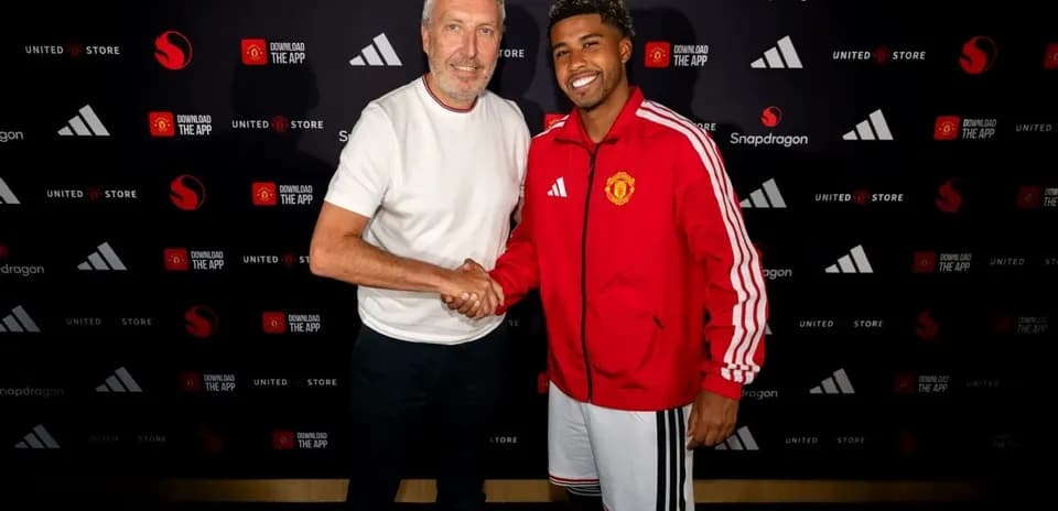 New player shaking hands during Manchester United announcement