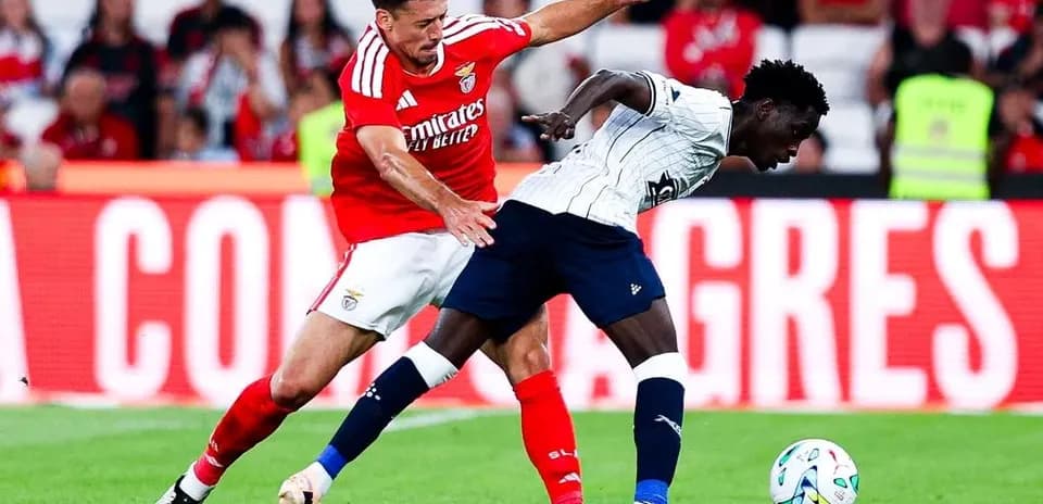 Benfica player challenging Aarhus opponent during match