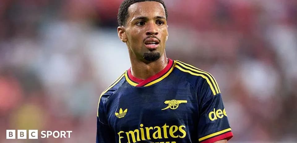 Player in Arsenal kit during match action
