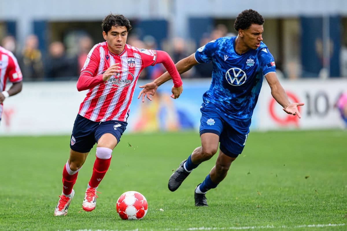 Player from Atlético Ottawa dribbling the ball