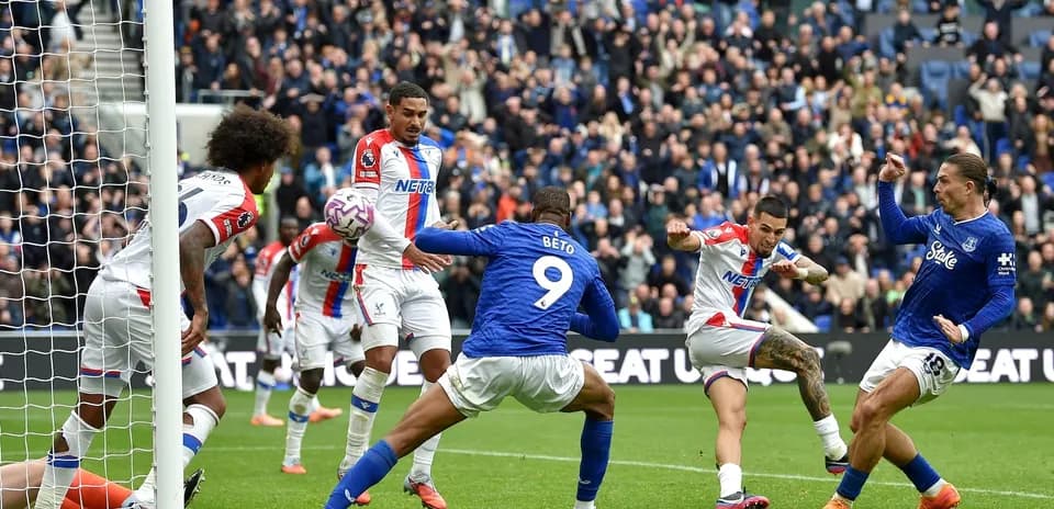 Players competing for the ball in Premier League match
