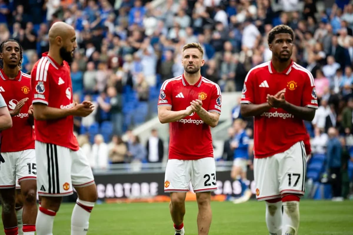 Manchester United players applauding fans after match