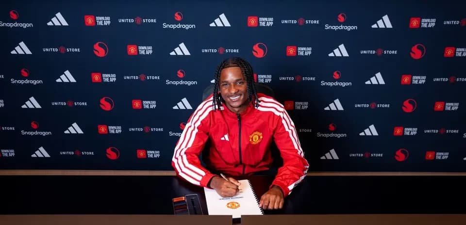 Player signing contract at Manchester United press event