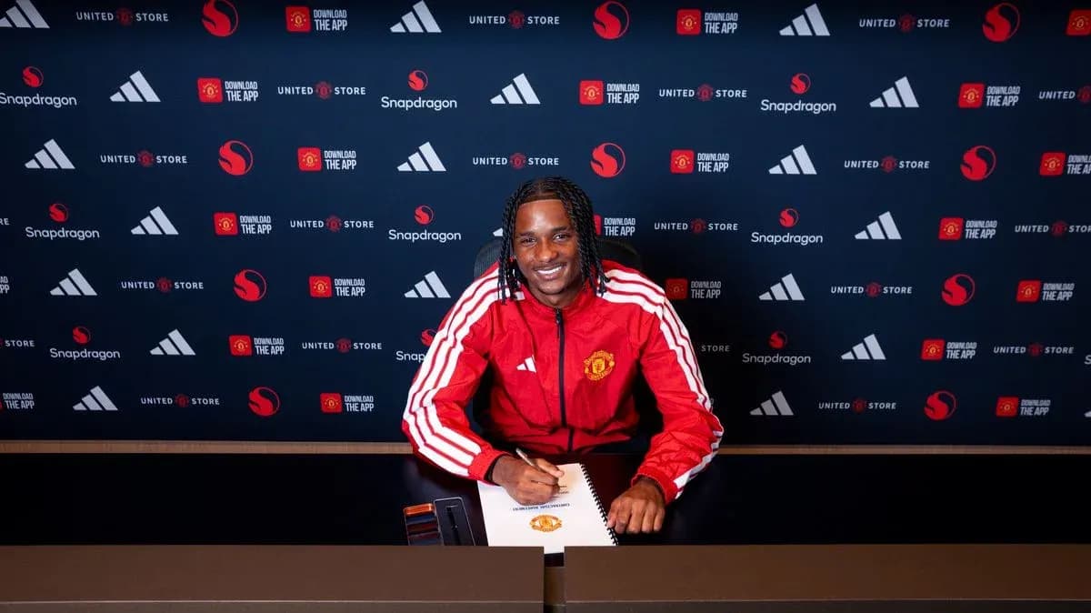 Player signing contract at Manchester United press event