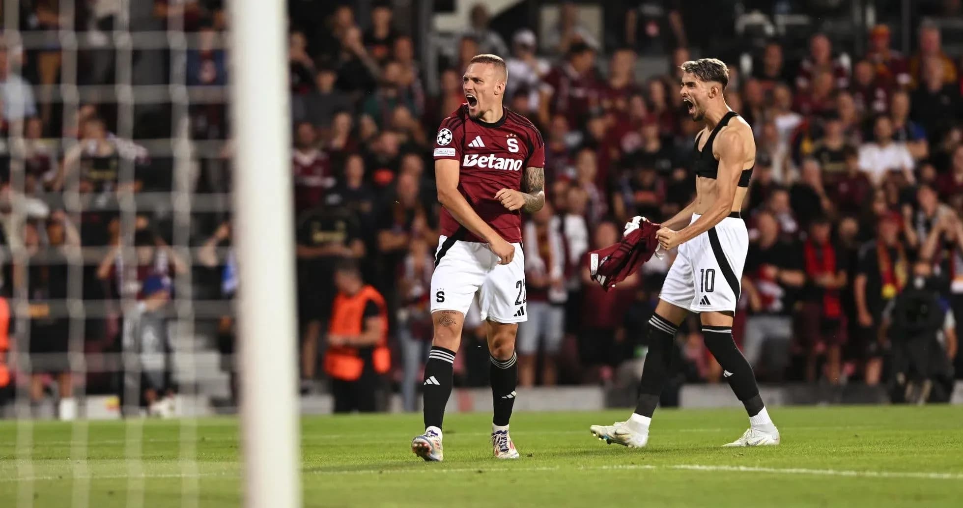 Sparta Praha players celebrating a goal
