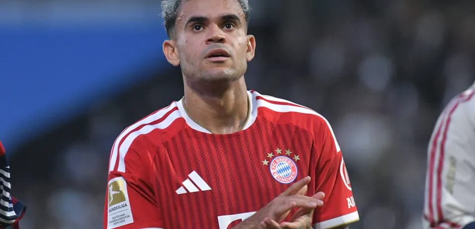 Player in Bayern Munich jersey clapping on field