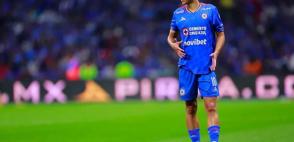 Cruz Azul player on the field during match