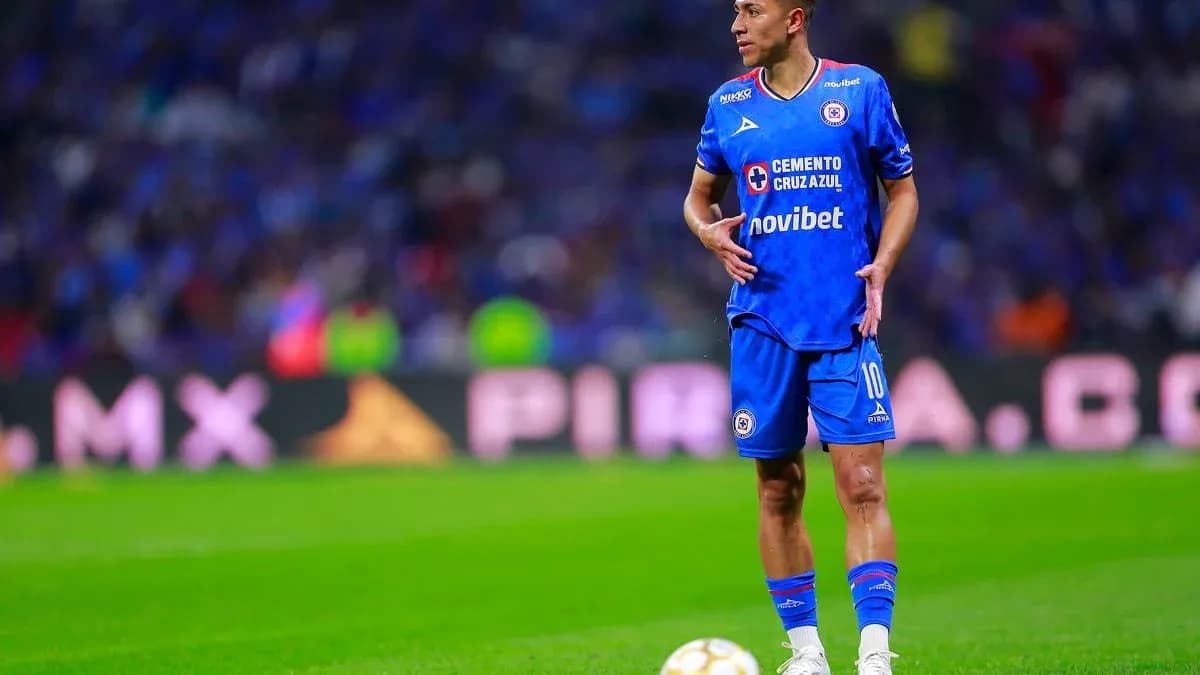Cruz Azul player on the field during match