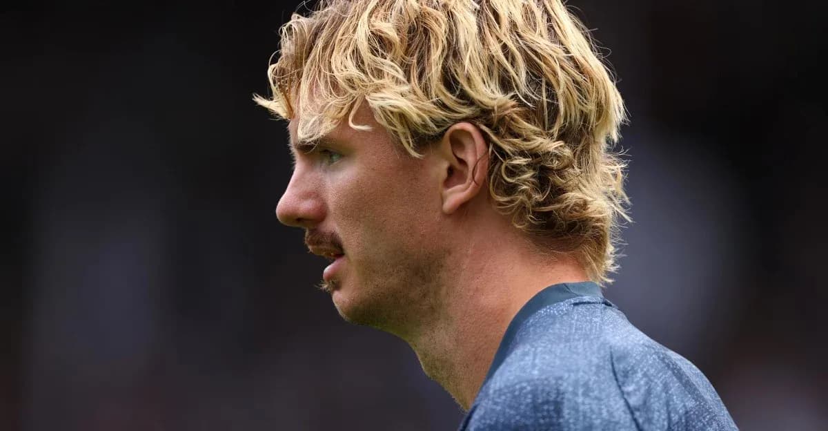 Player with blonde curly hair during match preparation