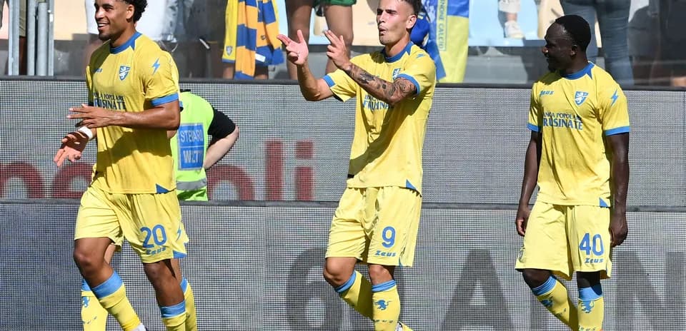 Frosinone players celebrating a goal during match