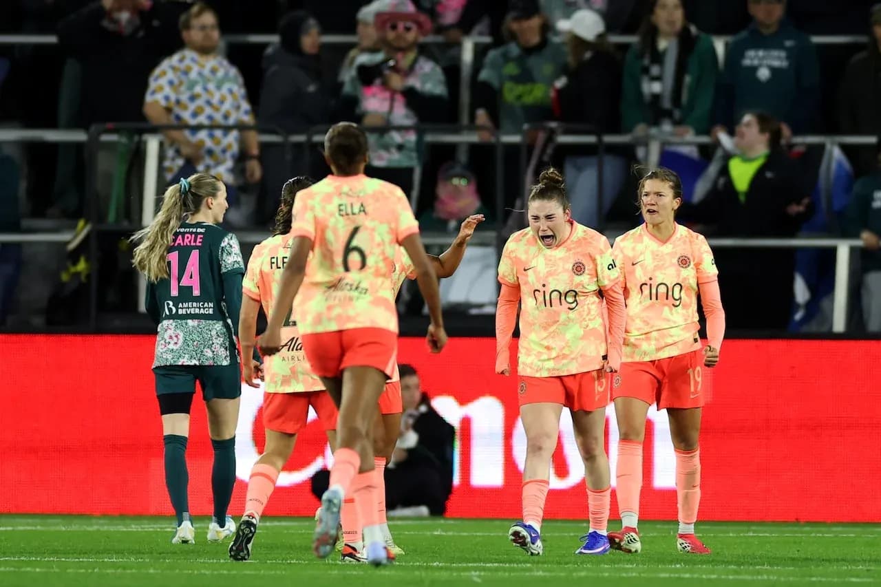 Portland Thorns celebrating a goal against Washington Spirit