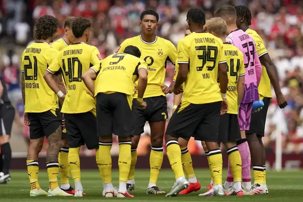Borussia Dortmund players in huddle during match