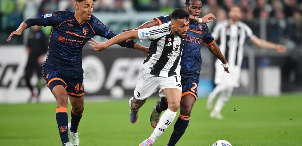 Juventus player evading Lecce defenders