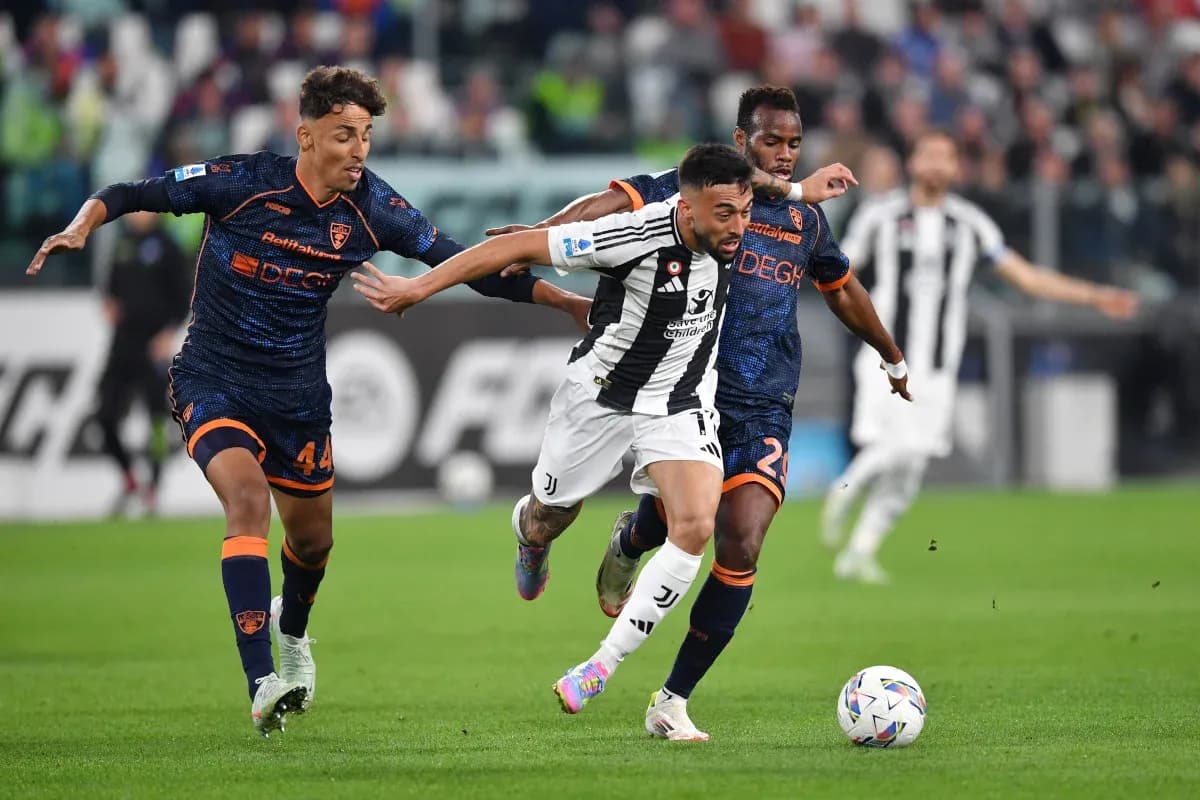Juventus player evading Lecce defenders