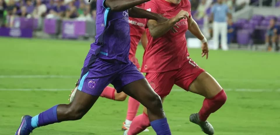 Boston Legacy W player challenging Orlando Pride W player