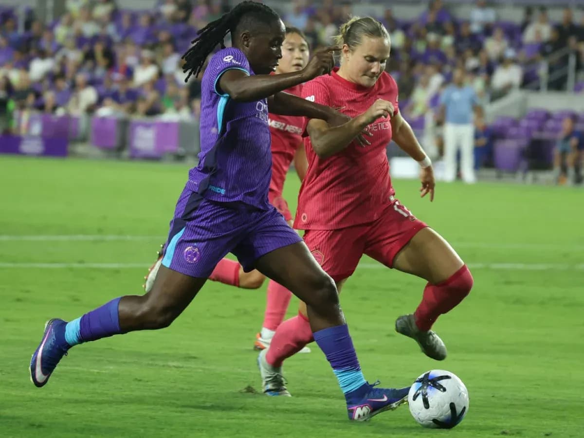 Boston Legacy W player challenging Orlando Pride W player